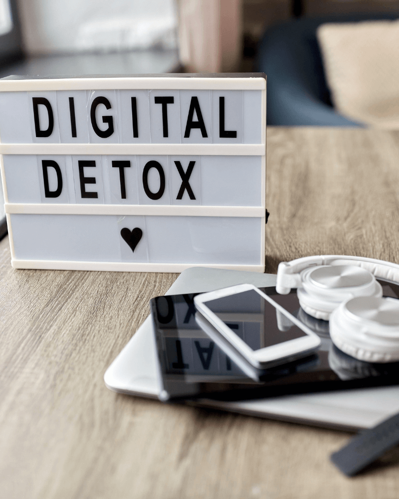 DIgital detox, simple guide to reclaiming focus, clarity, and real life from screens.